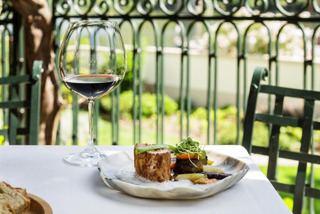 فندق ذا فينتيدج هاوس - دورو Pinhão المظهر الخارجي الصورة A glass of wine and a plate of food