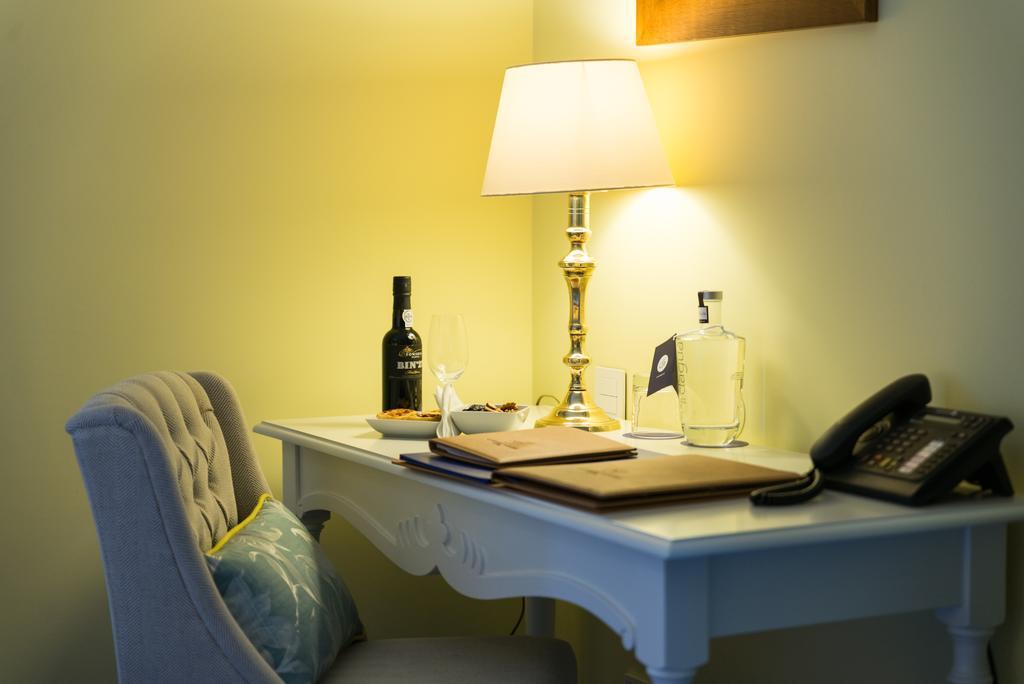 فندق ذا فينتيدج هاوس - دورو Pinhão الغرفة الصورة A table lamp