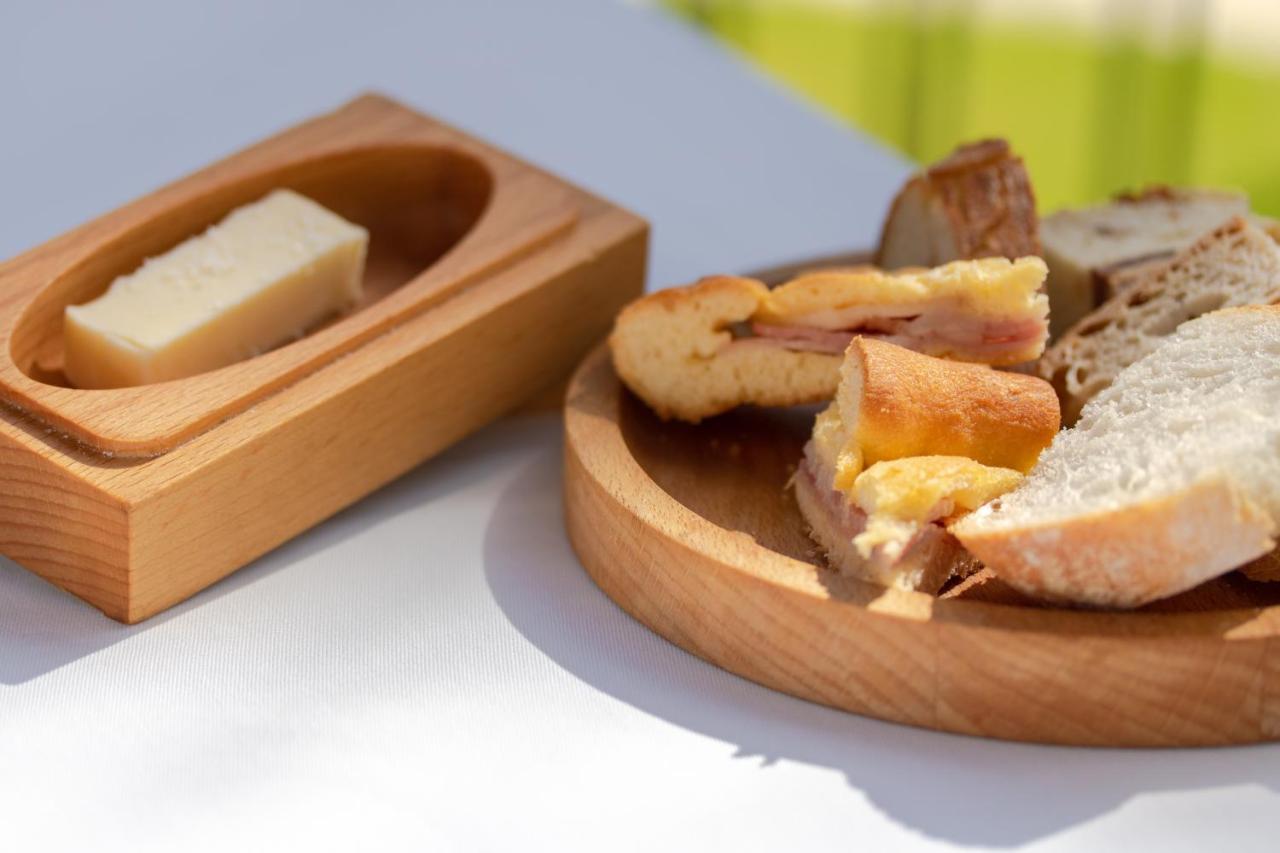 فندق ذا فينتيدج هاوس - دورو Pinhão المظهر الخارجي الصورة A typical Italian bread with olive oil and ham